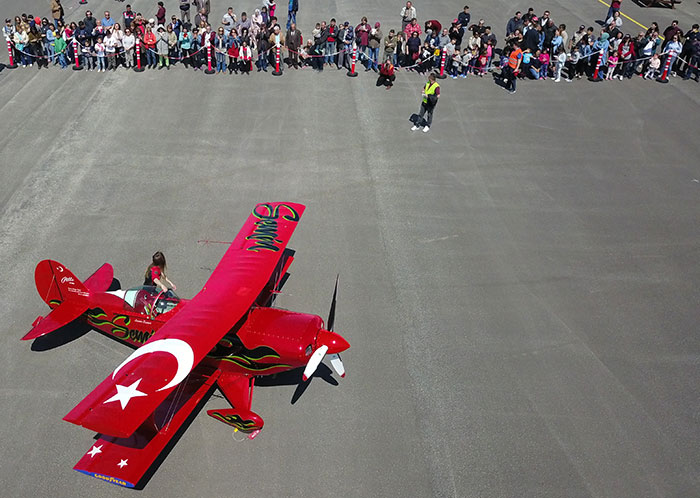 Eskişehir'in Sivrihisar ilçesindeki Necati Artan Sportif Havacılık Tesislerinin kurucularından babasının izinden giderek Türkiye'nin tek sivil kadın akrobasi pilotu olan gökyüzü aşığı 27 yaşındaki Semin Öztürk, pilot olmak isteyen kadınlara yol gösterip cesaretlendiriyor.