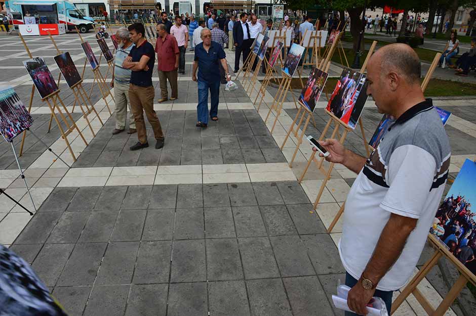 15 Temmuz darbe girişimine karşı vatandaşların göstermiş olduğu ortak tepkiyi ve Türk toplumundaki demokrasi bilincini gösteren fotoğraflar Eskişehir Valilik Meydanında sergilenmeye başladı.