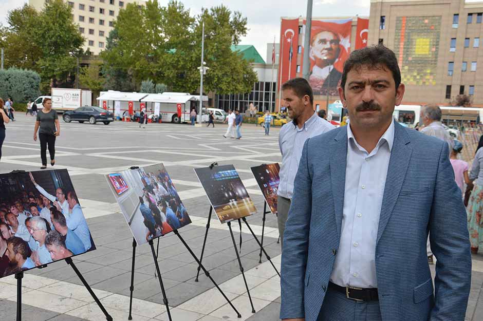 15 Temmuz darbe girişimine karşı vatandaşların göstermiş olduğu ortak tepkiyi ve Türk toplumundaki demokrasi bilincini gösteren fotoğraflar Eskişehir Valilik Meydanında sergilenmeye başladı.