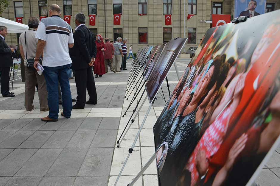 15 Temmuz darbe girişimine karşı vatandaşların göstermiş olduğu ortak tepkiyi ve Türk toplumundaki demokrasi bilincini gösteren fotoğraflar Eskişehir Valilik Meydanında sergilenmeye başladı.