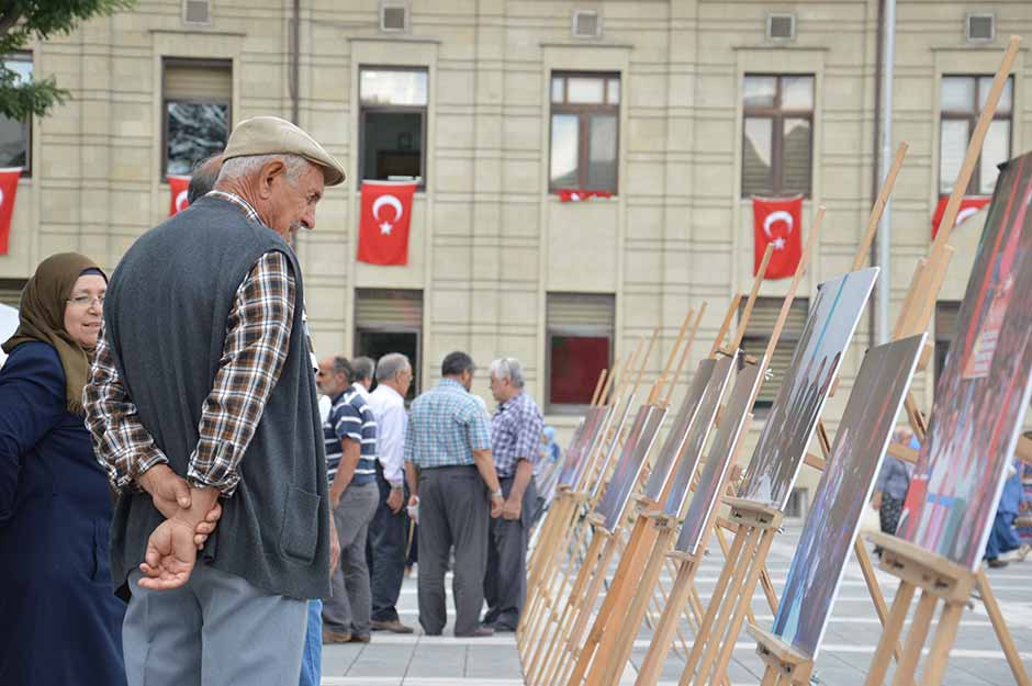 15 Temmuz darbe girişimine karşı vatandaşların göstermiş olduğu ortak tepkiyi ve Türk toplumundaki demokrasi bilincini gösteren fotoğraflar Eskişehir Valilik Meydanında sergilenmeye başladı.