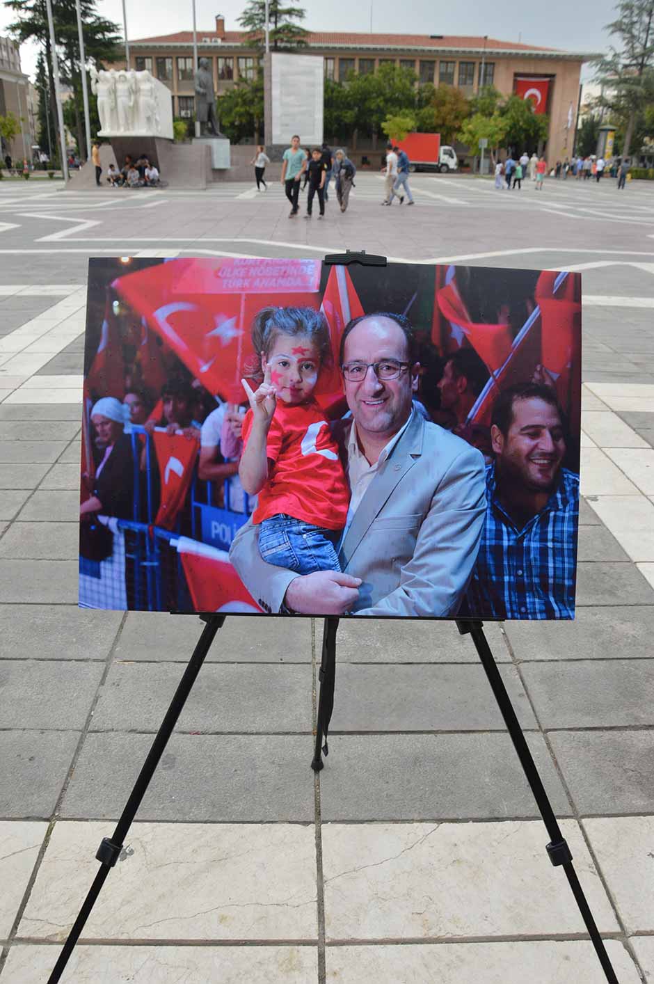 15 Temmuz darbe girişimine karşı vatandaşların göstermiş olduğu ortak tepkiyi ve Türk toplumundaki demokrasi bilincini gösteren fotoğraflar Eskişehir Valilik Meydanında sergilenmeye başladı.