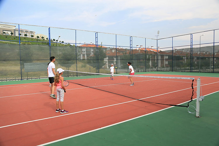 Futboldan golfe geniş bir yelpazede hizmet sunan Odunpazarı Belediyesi, vatandaşları spora yönlendirmek için çalışmalarına devam ediyor. 