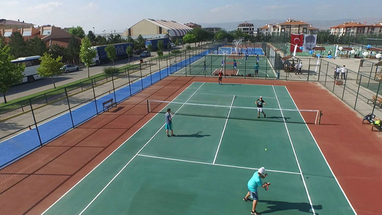 Futboldan golfe geniş bir yelpazede hizmet sunan Odunpazarı Belediyesi, vatandaşları spora yönlendirmek için çalışmalarına devam ediyor. 