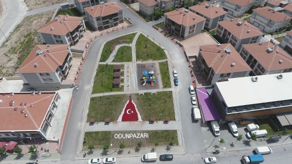 Odunpazarı Belediyesi, temiz bir nefes ve mutlu bir yaşam alanı sunduğu mahalle parklarına yenilerini eklemeye devam ediyor. 