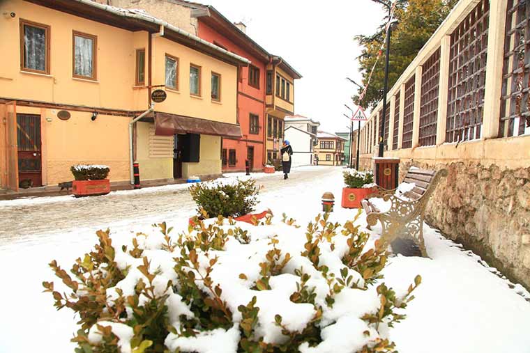 Odunpazarı ilçesinin tarihi zenginliklerle dolu olan Odunpazarı Bölgesi, dört mevsim güzelliği ile tüm hayranlıkları üzerine toplamaya devam ediyor. Türk Sivil Mimarisinin en güzel örnekleri ile Türkiye'nin önemli kültür ve turizm merkezlerinden olan Tarihi Odunpazarı Bölgesi, özellikle kış mevsiminde sunduğu doyumsuz güzelliklerle ziyaretçilerini kendine hayran bırakıyor.