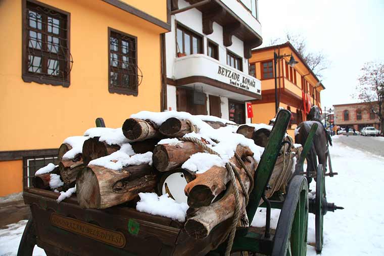 Odunpazarı ilçesinin tarihi zenginliklerle dolu olan Odunpazarı Bölgesi, dört mevsim güzelliği ile tüm hayranlıkları üzerine toplamaya devam ediyor. Türk Sivil Mimarisinin en güzel örnekleri ile Türkiye'nin önemli kültür ve turizm merkezlerinden olan Tarihi Odunpazarı Bölgesi, özellikle kış mevsiminde sunduğu doyumsuz güzelliklerle ziyaretçilerini kendine hayran bırakıyor.