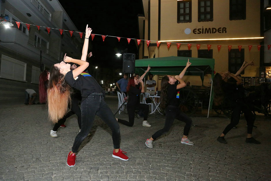 Odunpazarı Belediyesi tarafından ‘Şehrin Ateşi’ sloganı ile Tarihi Odunpazarı Meydanı’nda düzenlenen Odunpazarı 4’üncü Uluslararası Seramik Pişirim Teknikleri Çalıştayı devam ediyor. Çalıştayın ikinci gününde Raku, Sagar ve Naked Raku Pişirim Teknikleri uygulanırken, toprağın ateşle dansı izleyenleri adeta büyüledi.