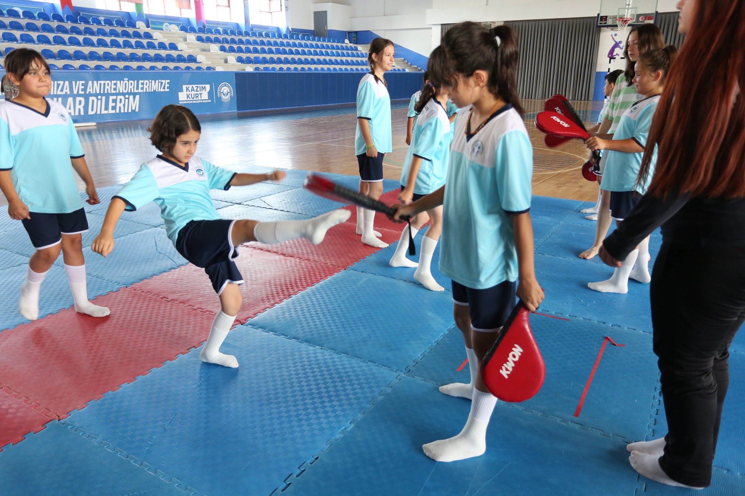 Odunpazarı Belediyesi Spor İşleri Müdürlüğü çocukların yaz aylarını verimli geçirmesi, tatil yaparken de kendilerini geliştirmesi ve spor yapması için Yaz Spor Okulları açtı. Futbol, Basketbol, Voleybol, Tenis, Hentbol, Jimnastik, Atletizm ve Taekwondobranşlarında açılan yaz okullarında yaklaşık 600 çocuk spor yapıyor.