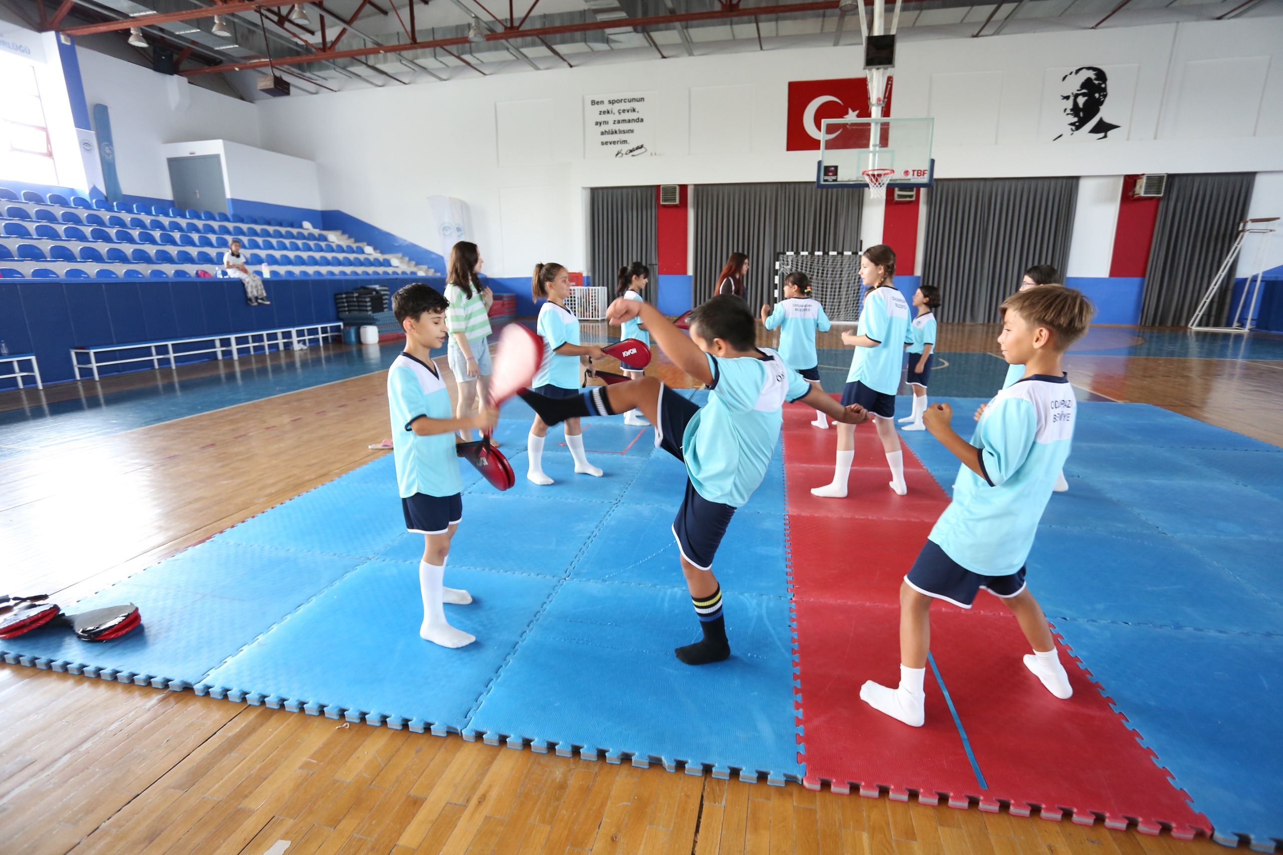 Taekwondo kursuna katılan çocukların alanında uzman eğitmenler gözetiminde sağlık ile spor yaparken kendilerini savunmayı da öğrendiğine dikkat çeken yetkililer, “Çocuklarımızın sağlıklı bir şekilde büyümesi ve geleceğe güvenle adım atmaları için sporun önemini fakındayız. Taekwondo, miniklerimizin beden ve zihin sağlığına katkı sağlamak adına önemli bir adım. Bu kurslar aracılığıyla çocuklarımız sadece spor yapmıyor, aynı zamanda karakter gelişimini de katkıda bulunuyoruz. Geleceğin sağlıklı ve bilinçli bireylerini yetiştirmek amacıyla çalışmalarımızı sürdüreceğiz" dedi.