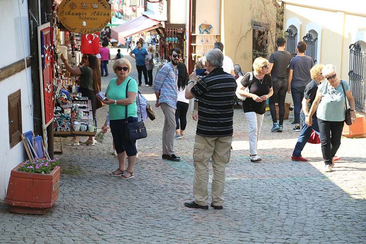 Yaz aylarının gelmesi ile birlikte Eskişehir’in en eski yerleşim yerlerinden tarihi Odunpazarı Bölgesi, yerli ve yabancı turistlerin uğrak noktası haline geldi. 