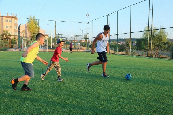 Yetkililer, spora teşvik etmek ve fırsat eşitliği sunmak için Odunpazarı’nda ücretsiz halı saha sayısının artacağını ifade etti. 