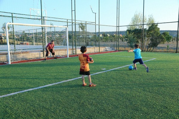 Odunpazarı Belediyesi’nin 11 ayrı mahallede bulunan halk merkezlerinden biri olan 75. Yıl Mahallesi’ndeki Selami Vardar Halk Merkezi, içerisinde bulunan halı saha, basketbol ve voleybol sahaları tüm spor meraklılarına hizmet veriyor. 