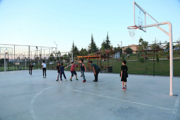 Odunpazarı Belediyesi’nin 11 ayrı mahallede bulunan halk merkezlerinden biri olan 75. Yıl Mahallesi’ndeki Selami Vardar Halk Merkezi, içerisinde bulunan halı saha, basketbol ve voleybol sahaları tüm spor meraklılarına hizmet veriyor. 