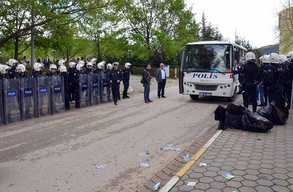 Eskişehir’de karşıt görüşlü iki öğrenci grubu arasında çıkan arbedede yaralanan 4 öğrenci tedavi altına alındı.