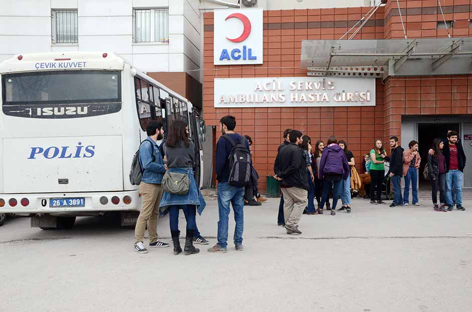 Eskişehir’de karşıt görüşlü iki öğrenci grubu arasında çıkan arbedede yaralanan 4 öğrenci tedavi altına alındı.