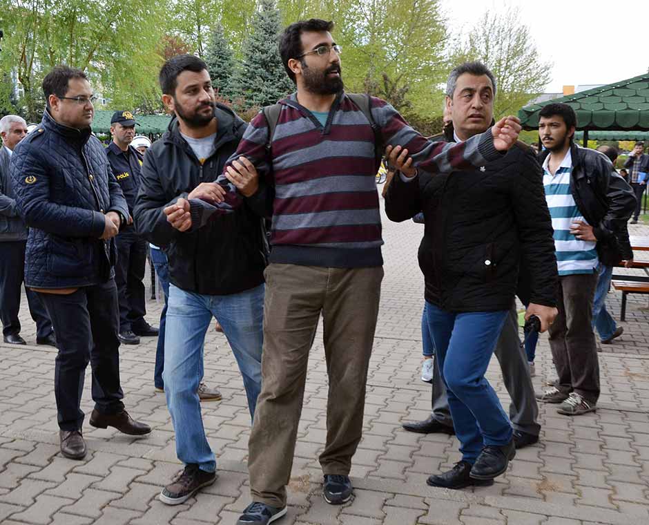 Eskişehir’de karşıt görüşlü iki öğrenci grubu arasında çıkan arbedede yaralanan 4 öğrenci tedavi altına alındı.