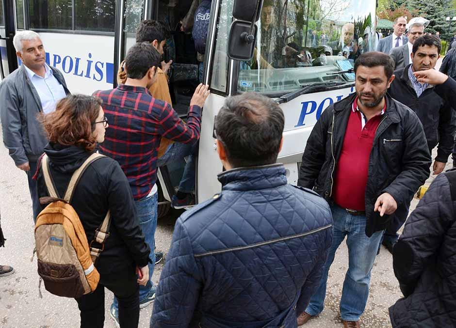 Eskişehir’de karşıt görüşlü iki öğrenci grubu arasında çıkan arbedede yaralanan 4 öğrenci tedavi altına alındı.