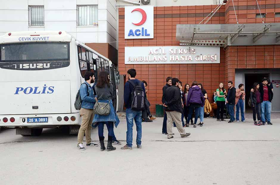 Eskişehir’de karşıt görüşlü iki öğrenci grubu arasında çıkan arbedede yaralanan 4 öğrenci tedavi altına alındı.