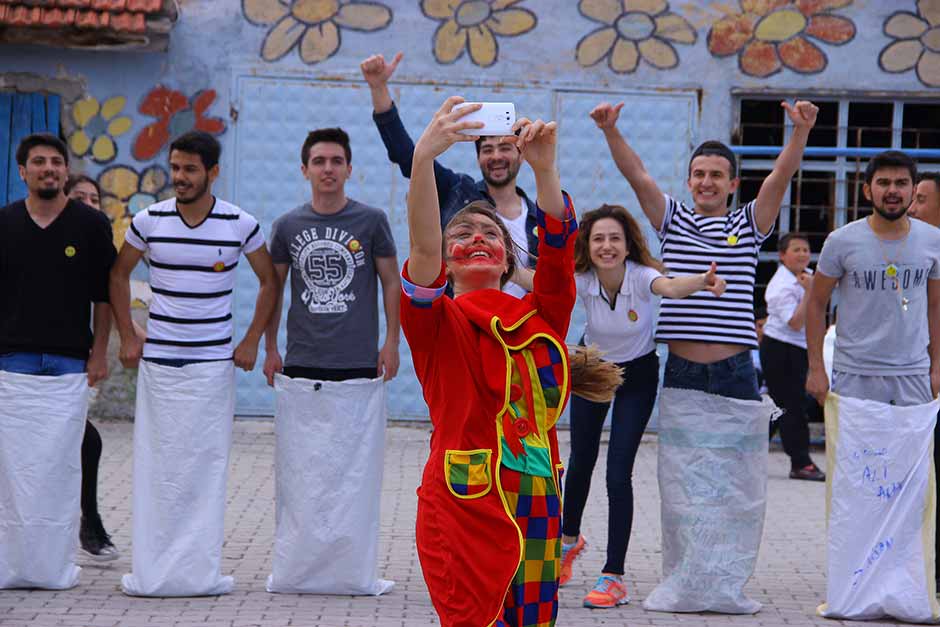 Anadolu Üniversitesi Fikir Atölyesi ve Münazara Kulübü öncülüğünde bir araya gelen gönüllü üniversite öğrencileri, köy okullarında öğrenim gören kardeşleri için topladıkları yardımlarla miniklerin yüzlerini güldürdü.