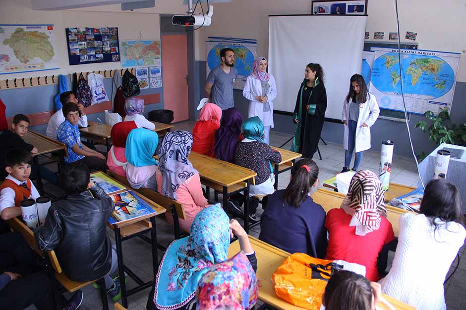 Anadolu Üniversitesi Fikir Atölyesi ve Münazara Kulübü öncülüğünde bir araya gelen gönüllü üniversite öğrencileri, köy okullarında öğrenim gören kardeşleri için topladıkları yardımlarla miniklerin yüzlerini güldürdü.