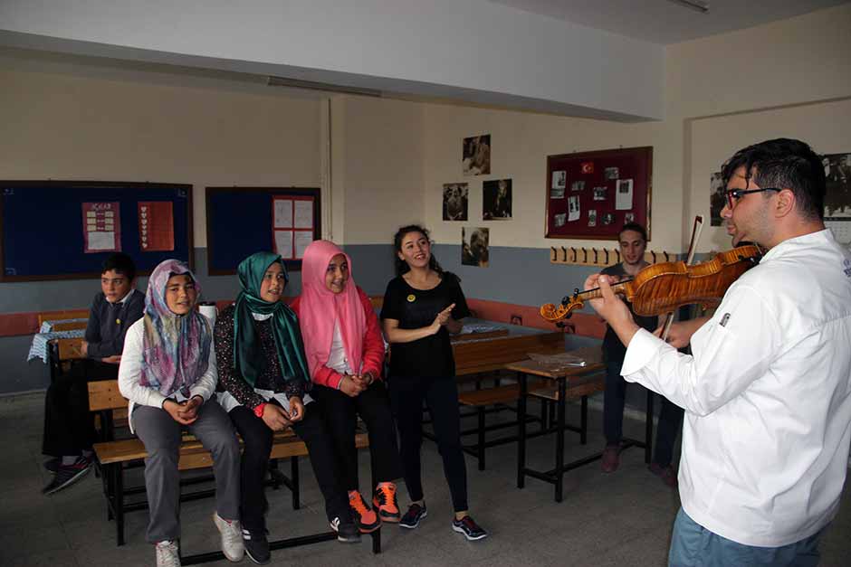 Anadolu Üniversitesi Fikir Atölyesi ve Münazara Kulübü öncülüğünde bir araya gelen gönüllü üniversite öğrencileri, köy okullarında öğrenim gören kardeşleri için topladıkları yardımlarla miniklerin yüzlerini güldürdü.