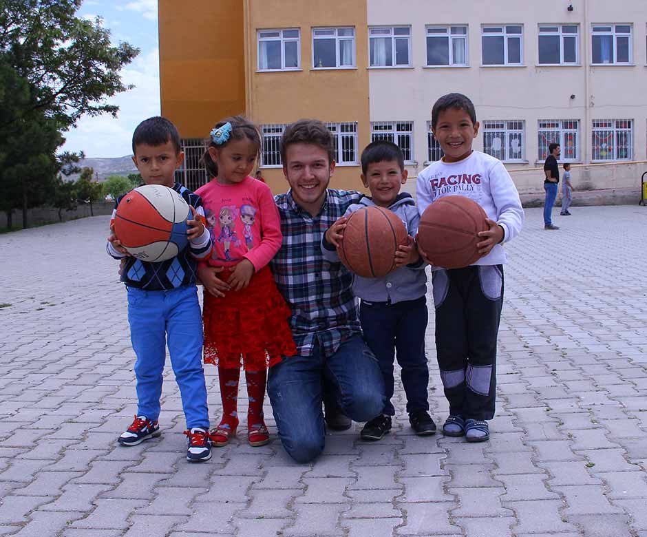 Anadolu Üniversitesi Fikir Atölyesi ve Münazara Kulübü öncülüğünde bir araya gelen gönüllü üniversite öğrencileri, köy okullarında öğrenim gören kardeşleri için topladıkları yardımlarla miniklerin yüzlerini güldürdü.