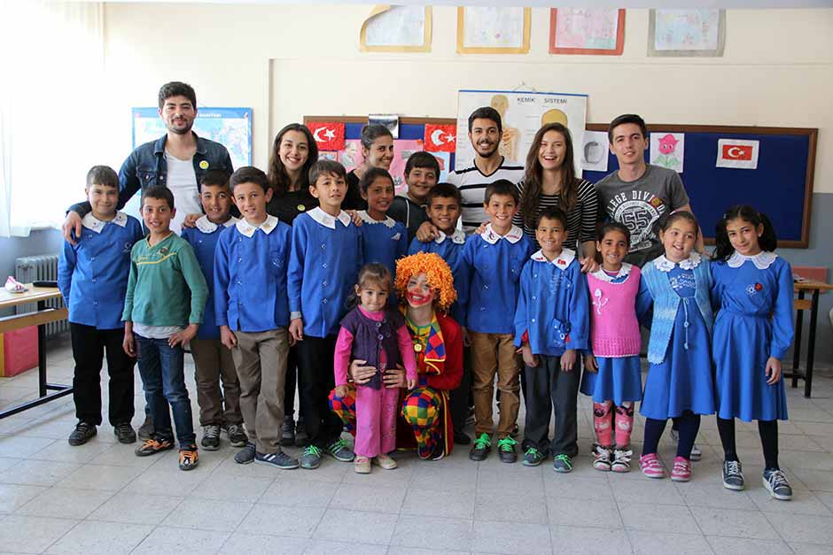 Anadolu Üniversitesi Fikir Atölyesi ve Münazara Kulübü öncülüğünde bir araya gelen gönüllü üniversite öğrencileri, köy okullarında öğrenim gören kardeşleri için topladıkları yardımlarla miniklerin yüzlerini güldürdü.