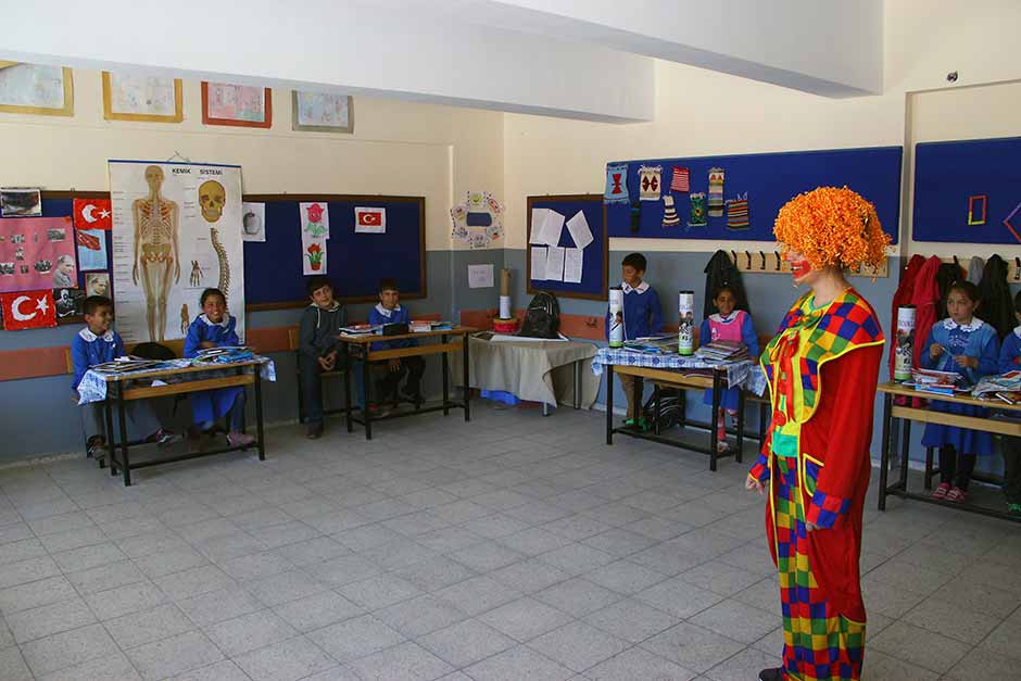 Anadolu Üniversitesi Fikir Atölyesi ve Münazara Kulübü öncülüğünde bir araya gelen gönüllü üniversite öğrencileri, köy okullarında öğrenim gören kardeşleri için topladıkları yardımlarla miniklerin yüzlerini güldürdü.