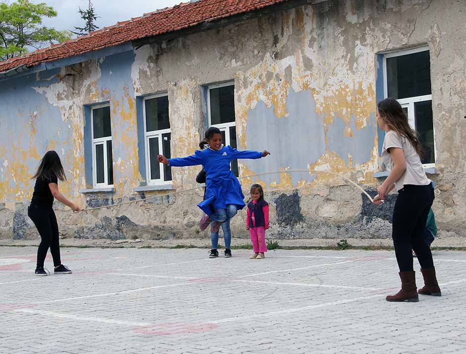 Anadolu Üniversitesi Fikir Atölyesi ve Münazara Kulübü öncülüğünde bir araya gelen gönüllü üniversite öğrencileri, köy okullarında öğrenim gören kardeşleri için topladıkları yardımlarla miniklerin yüzlerini güldürdü.