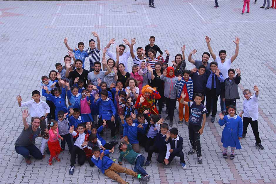 Anadolu Üniversitesi Fikir Atölyesi ve Münazara Kulübü öncülüğünde bir araya gelen gönüllü üniversite öğrencileri, köy okullarında öğrenim gören kardeşleri için topladıkları yardımlarla miniklerin yüzlerini güldürdü.