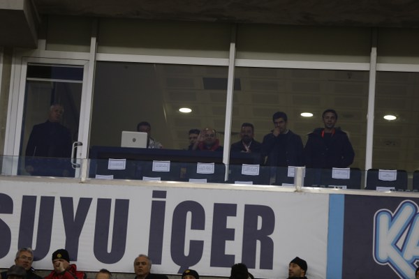 Eskişehirspor Altınordu maçını televizyon programcısı ve sunucu Okay Karacan da izledi. Geçtiğimiz haftalarda Eskişehirspor’un var olma mücadelesi ile ilgili bir yazı kaleme alan ve her fırsatta Eskişehirspor tribünlerine olan hayranlığını dile getiren Karacan, Es Es',i tribünde destekledi.