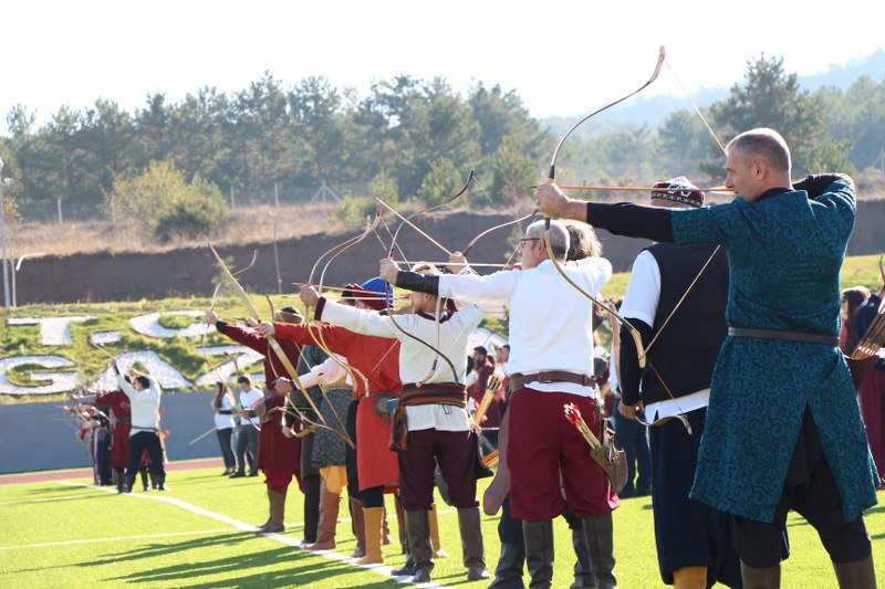 Eskişehir Osmangazi Üniversitesinde (ESOGÜ) düzenlenen 3’üncü Geleneksel Okçuluk yarışmasında oklar, 29 Ekim Cumhuriyet Bayramı için atıldı. 