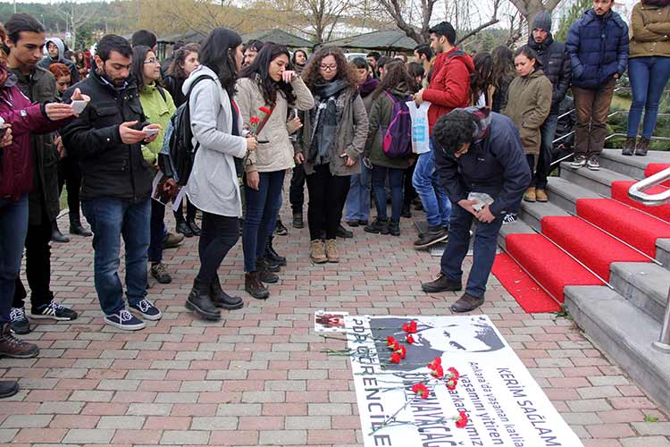 Eskişehir Osmangazi Üniversitesi (ESOGÜ) Eğitim Fakültesi öğrencileri, Ankara’daki patlamada hayatını kaybeden Kerim Sağlam için anma etkinliği düzenledi. 