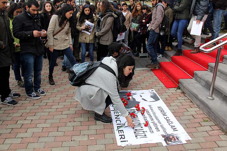 Eskişehir Osmangazi Üniversitesi (ESOGÜ) Eğitim Fakültesi öğrencileri, Ankara’daki patlamada hayatını kaybeden Kerim Sağlam için anma etkinliği düzenledi. 