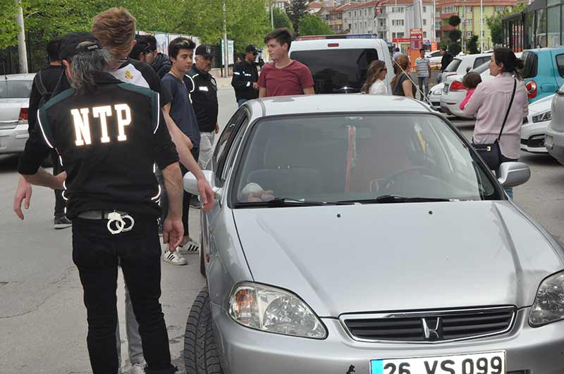 Eskişehir İl Emniyet Müdürlüğü Narkotik Şube Müdürlüğü ekipleri, okulların yoğun olduğu bölgelerde uyuşturucu denetimi yaptı.