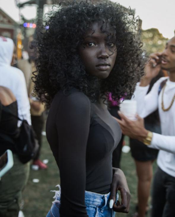 Amerikalı üniversite öğrencisi Anok Yai katıldığı okul festivalinde bir fotoğrafçının objektifine takıldı ve şu an kendisine teklif yağıyor.