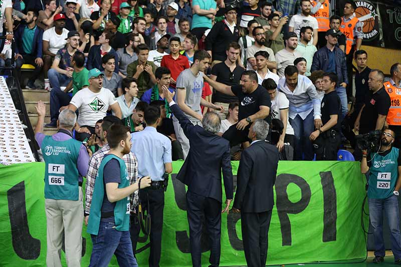 Sakaryalılar aylar önce Eskişehirsporlu taraftarlara çirkince saldırarak tepti toplamıştı. Bu kez hedef Eskişehir Basket’ti. Bugünkü maçta istenmeyen olaylar yaşandı!