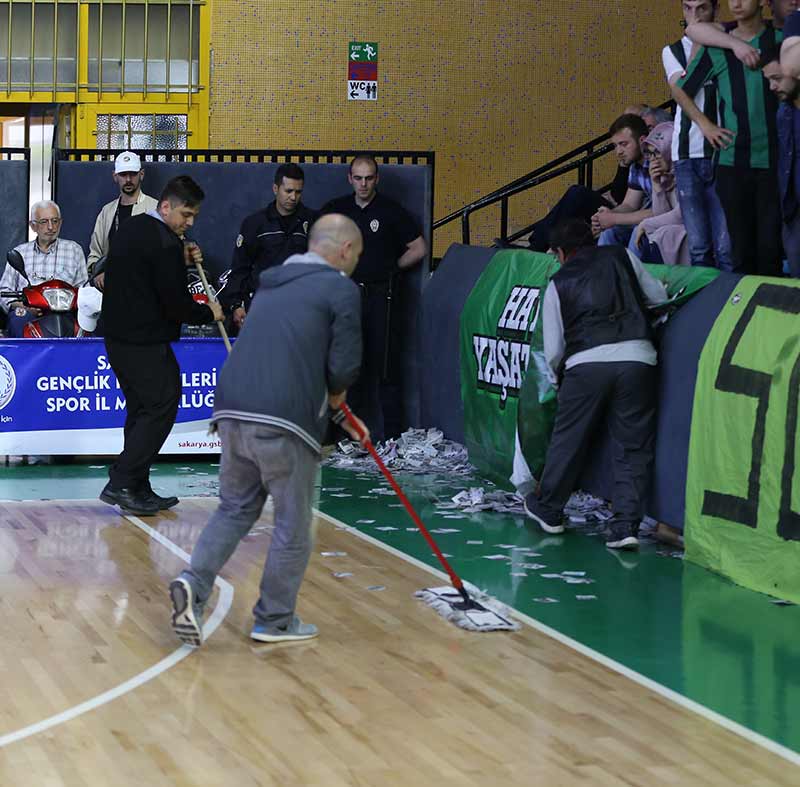 Sakaryalılar aylar önce Eskişehirsporlu taraftarlara çirkince saldırarak tepti toplamıştı. Bu kez hedef Eskişehir Basket’ti. Bugünkü maçta istenmeyen olaylar yaşandı!