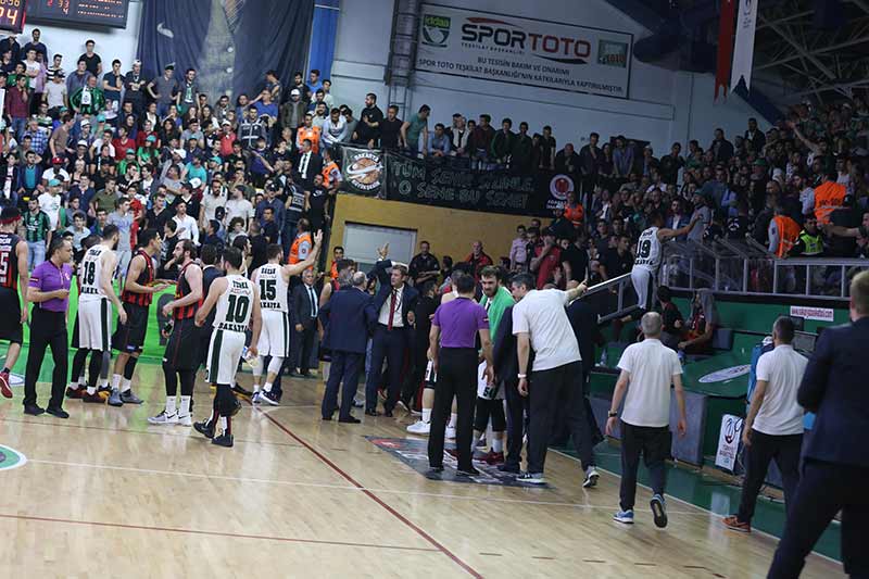 Sakaryalılar aylar önce Eskişehirsporlu taraftarlara çirkince saldırarak tepti toplamıştı. Bu kez hedef Eskişehir Basket’ti. Bugünkü maçta istenmeyen olaylar yaşandı!