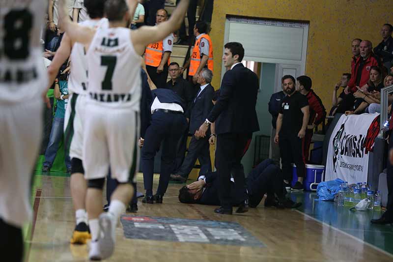 Sakaryalılar aylar önce Eskişehirsporlu taraftarlara çirkince saldırarak tepti toplamıştı. Bu kez hedef Eskişehir Basket’ti. Bugünkü maçta istenmeyen olaylar yaşandı!