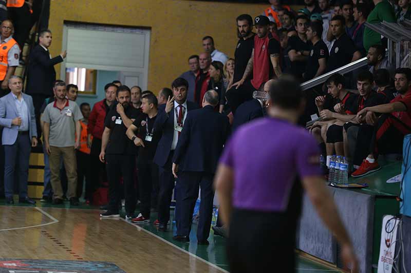 Sakaryalılar aylar önce Eskişehirsporlu taraftarlara çirkince saldırarak tepti toplamıştı. Bu kez hedef Eskişehir Basket’ti. Bugünkü maçta istenmeyen olaylar yaşandı!