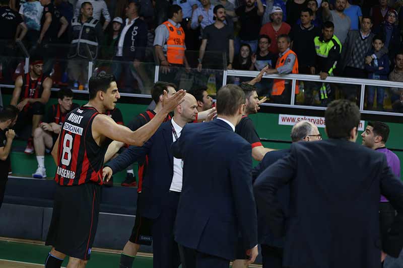 Sakaryalılar aylar önce Eskişehirsporlu taraftarlara çirkince saldırarak tepti toplamıştı. Bu kez hedef Eskişehir Basket’ti. Bugünkü maçta istenmeyen olaylar yaşandı!