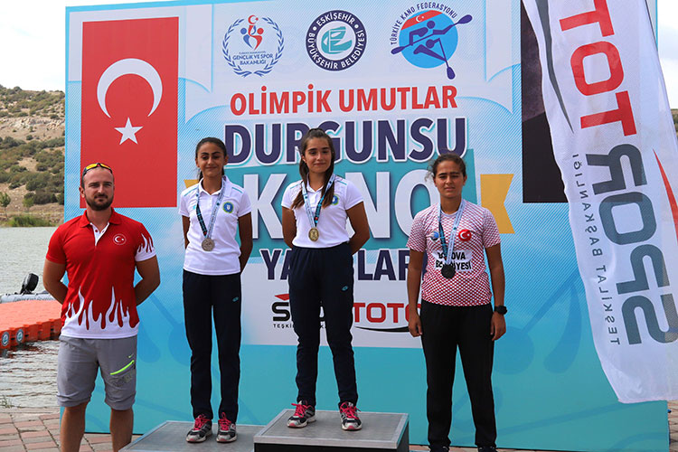 Türkiye Kano Federasyonu ve Eskişehir Büyükşehir Belediyesi’nin düzenlediği Olimpik Umutlar Durgunsu Kano Yarışları Sarısungur Göleti’nde düzenlendi. Büyükşehir Belediye Başkanı Prof. Dr. Yılmaz Büyükerşen ve Kano Federasyonu Başkanı Alper Cavit Kabakçı’nın da yakından takip ettiği yarışlarda geleceğin umutlarının mücadelesi nefes kesti.