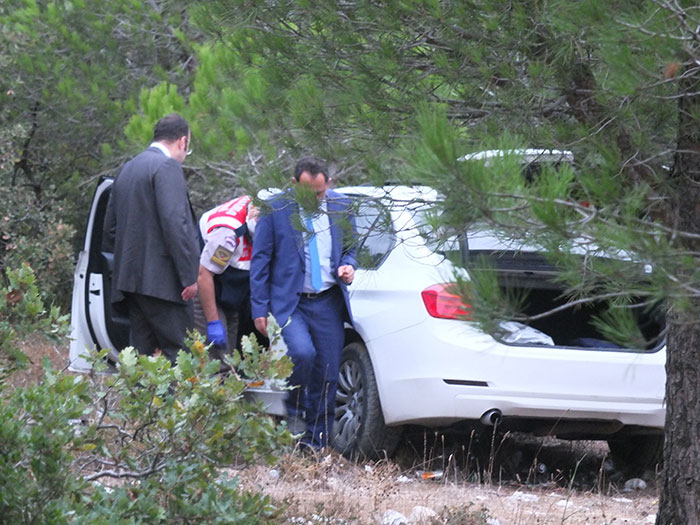 Balıkesir'in Bandırma ilçesi biri araç içerisinde olmak üzere 3 kişinin cesedi bulundu. 