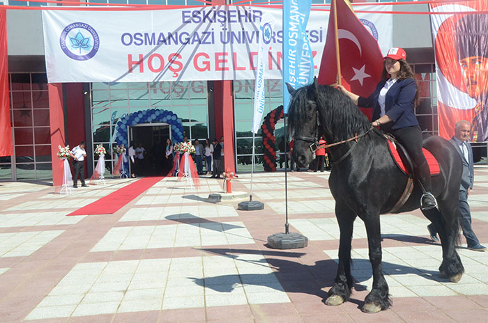 Eskişehir Osmangazi Üniversitesi (ESOGÜ) Stadyumu yapılan açılış töreni ile hizmete girdi. Açılış sonrası stattaki ilk maçı Eskişehir Valisi Azmi Çelik ve ESOGÜ Rektörü Prof. Dr. Hasan Gönen de kadroda yer aldı.