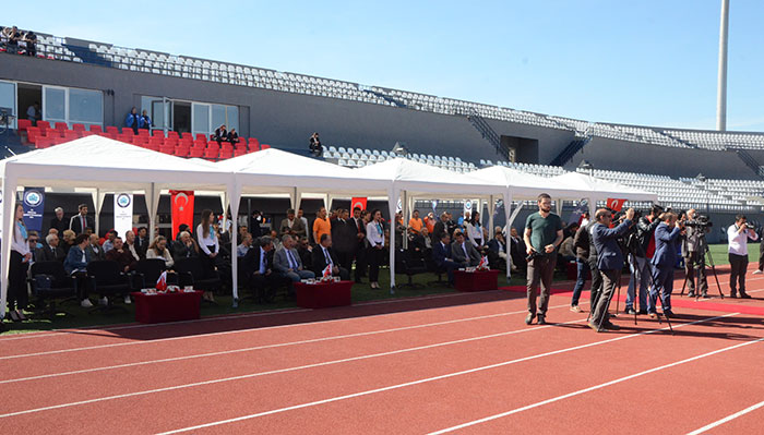 Eskişehir Osmangazi Üniversitesi (ESOGÜ) Stadyumu yapılan açılış töreni ile hizmete girdi. Açılış sonrası stattaki ilk maçı Eskişehir Valisi Azmi Çelik ve ESOGÜ Rektörü Prof. Dr. Hasan Gönen de kadroda yer aldı.