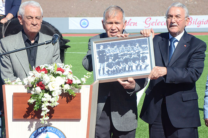 Eskişehir Osmangazi Üniversitesi (ESOGÜ) Stadyumu yapılan açılış töreni ile hizmete girdi. Açılış sonrası stattaki ilk maçı Eskişehir Valisi Azmi Çelik ve ESOGÜ Rektörü Prof. Dr. Hasan Gönen de kadroda yer aldı.