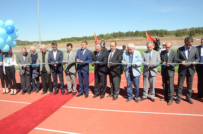 Eskişehir Osmangazi Üniversitesi (ESOGÜ) Stadyumu yapılan açılış töreni ile hizmete girdi. Açılış sonrası stattaki ilk maçı Eskişehir Valisi Azmi Çelik ve ESOGÜ Rektörü Prof. Dr. Hasan Gönen de kadroda yer aldı.