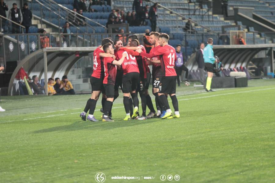 Eskişehirspor, deplasmanda Osmanlıspor'u farklı yendi. Karşılaşmanın başında 1-0 geriye düşen Kırmızı Şimşekler, 90 dakika sonunda sahadan 4-2 galibiyetle ayrıldılar.